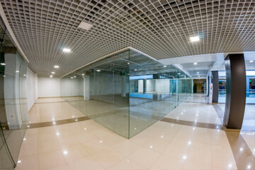 Стеклянные перегородки в торговом центре подробнее... Стеклянные перегородки в торговом центре